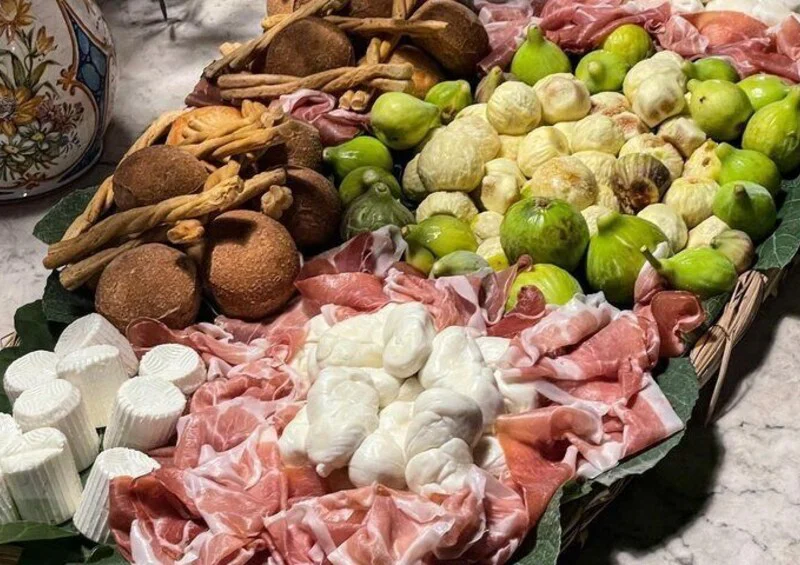 Antipasto with prosciutto, fresh figs, mozzarella and breadsticks